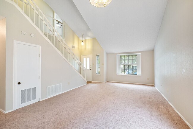 Building Photo - 3 Bedroom, 2.5 Bath, 2 Story Home in Milwood