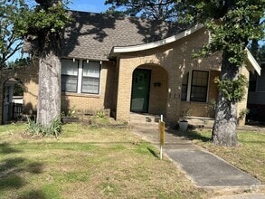 Building Photo - 306 N Elm St