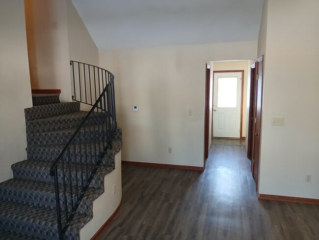 Building Photo - MOVE IN READY!!! 3 Bedroom, 2 Bath, 2 car Garage House For Rent