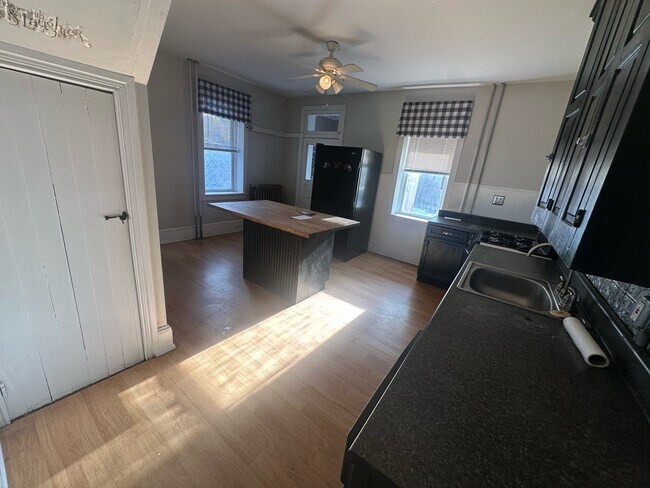 Foto del edificio - 28 S Charles St