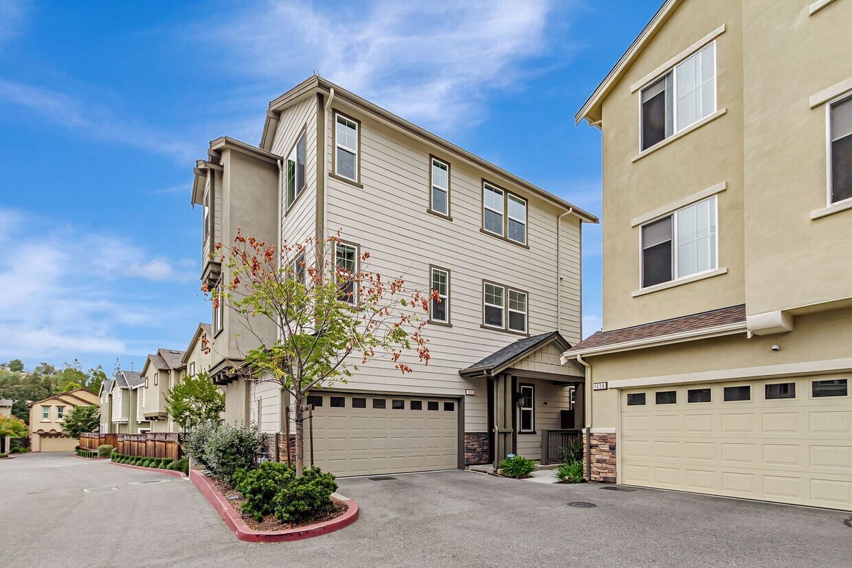 Foto principal - Stunning Home with Modern Upgrades and Pri...