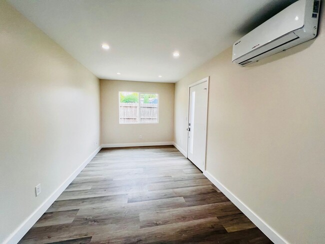 Foto del edificio - Brand New construction! 2 bed 1 bath,  Enj...