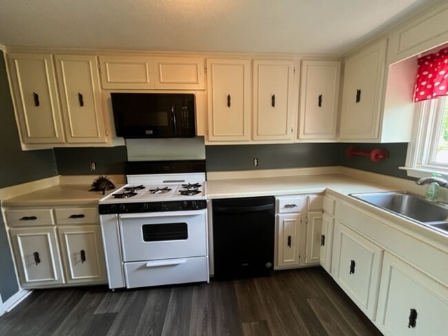 Building Photo - Renovated 4 Bedroom 2 Bath Home with 2 Car...