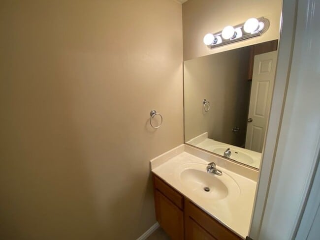 Building Photo - Move-in Bonus!! 3 bed -2.5 bath Twin Home