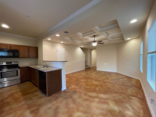 Building Photo - Town home for rent