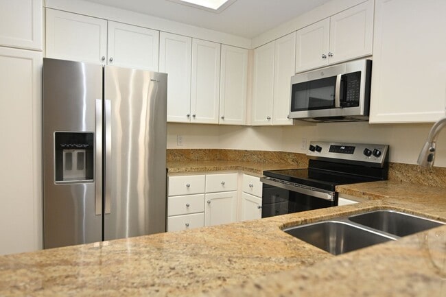 Foto del edificio - Charming Ground-Floor 2 Bedroom 1 bath Condo close to downtown!