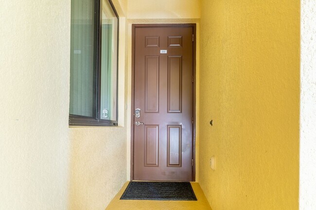 Building Photo - Furnished Annual -  2BR/2BA Second Floor c...