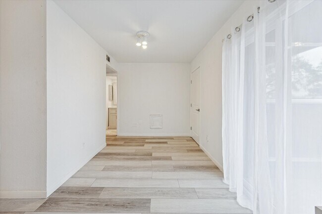 Foto del edificio - 4450 Sherwood Ln