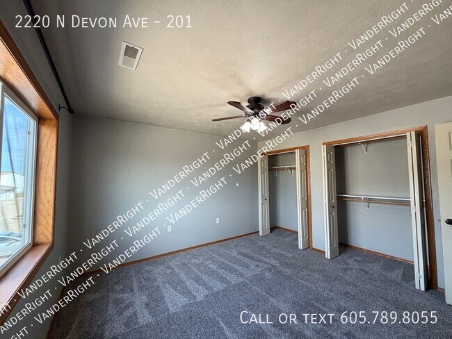 Foto del edificio - 2220 Devon Ave