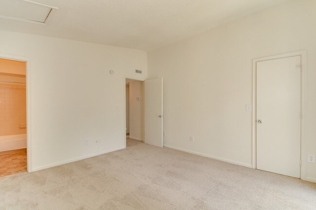 Building Photo - 100 Forest Oak Ln