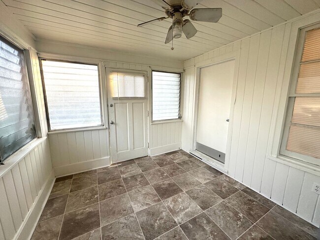 Building Photo - LOVELY & Updated 2/1 House w/ Black Applia...