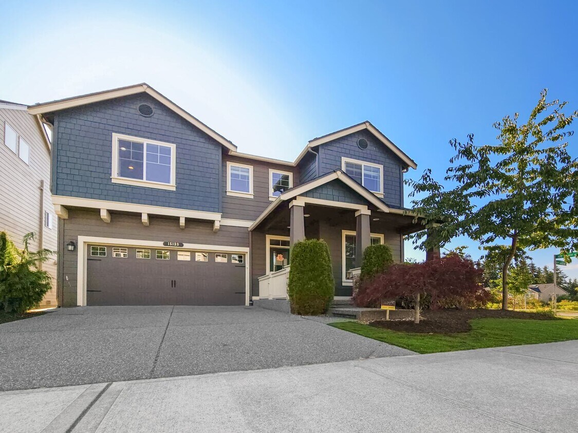 Primary Photo - Modern 4-Bedroom End Unit with Luxury Fini...