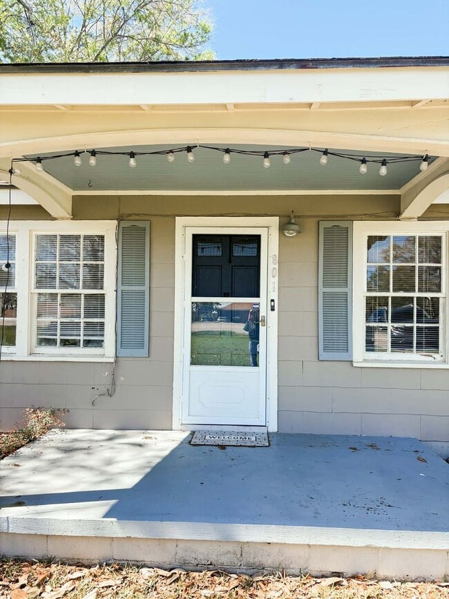 Building Photo - Charming 2-bedroom, 1-bath home