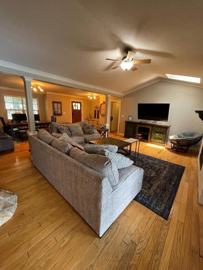 Foto del edificio - Gorgeous 3 BED, 2 BATH PLUS OFFICE WITH POOL!!!