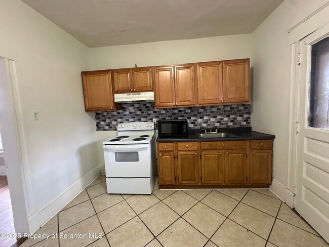 Building Photo - 568 Main St