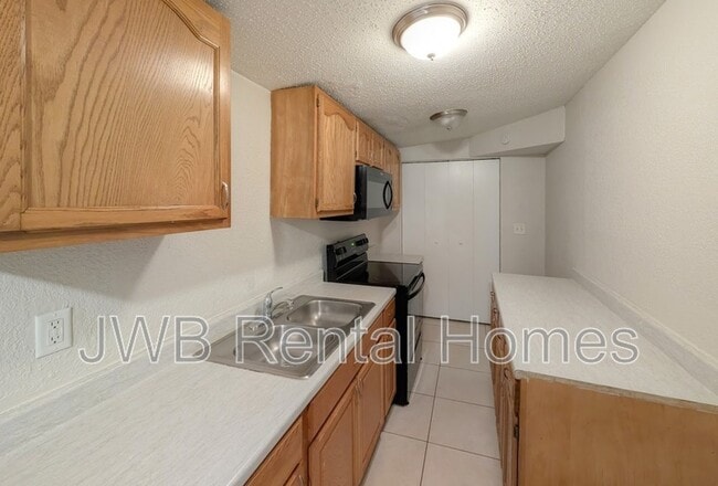 Building Photo - 5814 W Legrande St