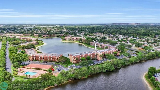 Foto del edificio - 6241 Coral Lake Dr