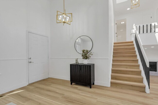 Foto del edificio - Fully Renovated 4-Bed, 4-Bath Single Famil...