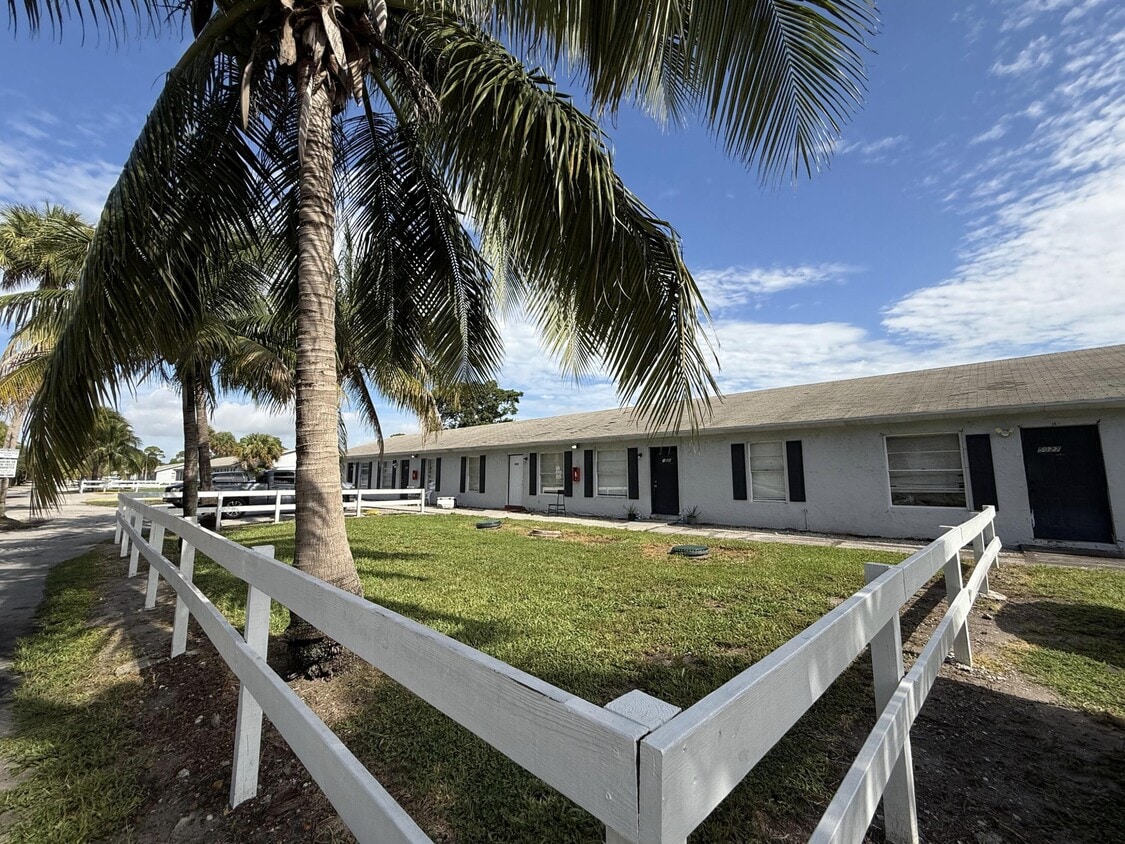 Foto principal - 5115 4th Rd N