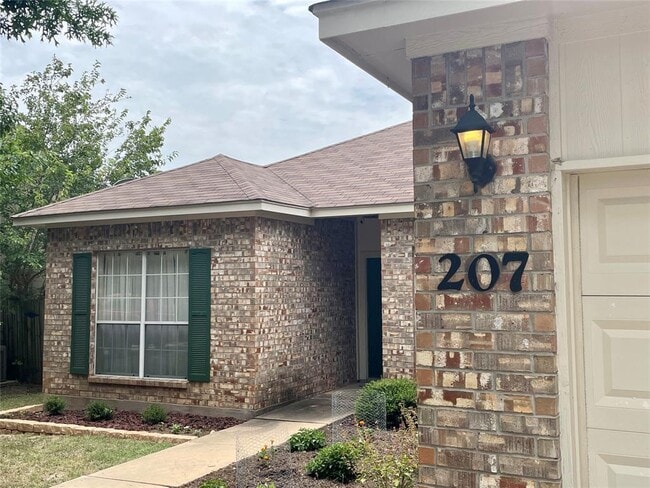 Building Photo - 207 Kates Way