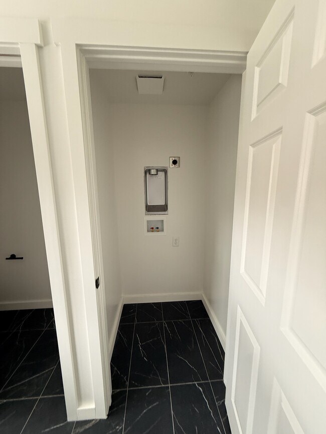 Baño tipo loft con conexión para lavadora y secadora - 1925 W Pacific Ave