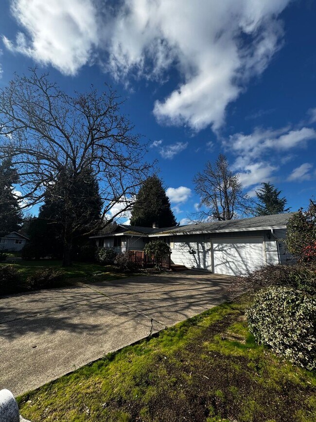 Foto del edificio - All new flooring and paint! Huge lot, desirable neighborhood!! Some new appliances, new light fix...