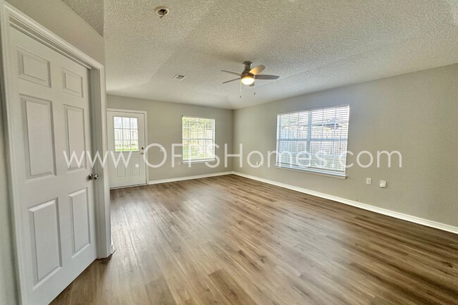 Foto del edificio - 5593 Shadow Shore Pl