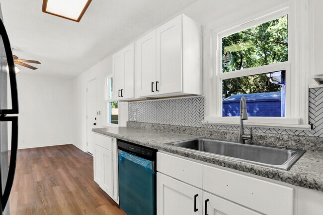 Newly renovated kitchen - 898 Glendale Dr