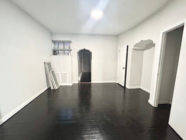 Building Photo - Elmwood Park 3 Bedroom Available Now