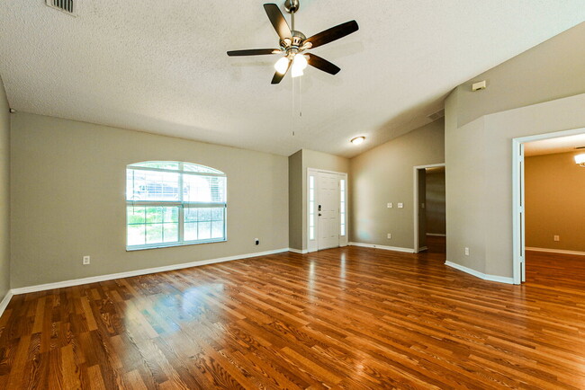 Foto del edificio - 1320 Rain Forest Ln