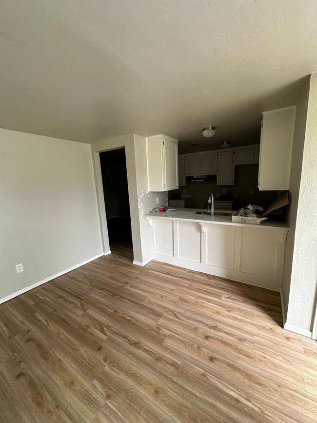 Building Photo - Completely remodeled and updated unit!