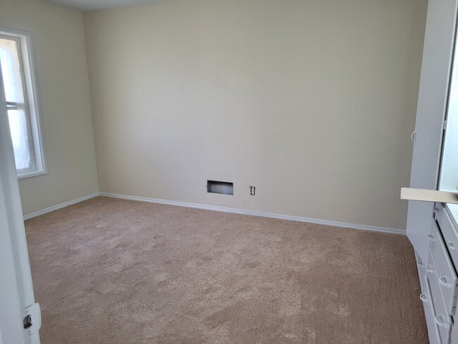 Building Photo - 648 W 13th St