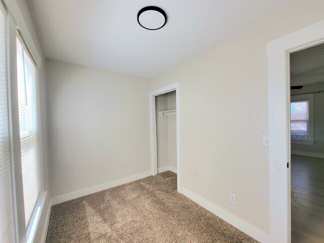 Building Photo - Must See Beautiful, Fully Renovated 3 Bedr...