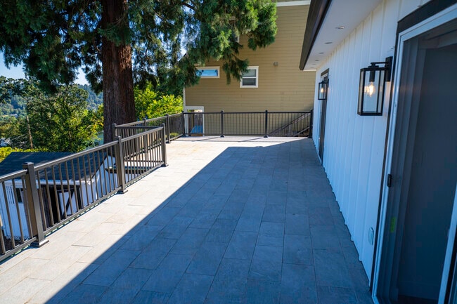 Balcony - 4685 Riverview Ave
