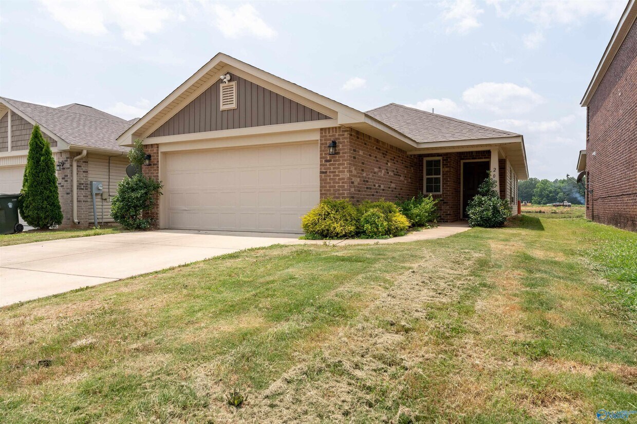 Primary Photo - 200 Bermuda Lakes Dr