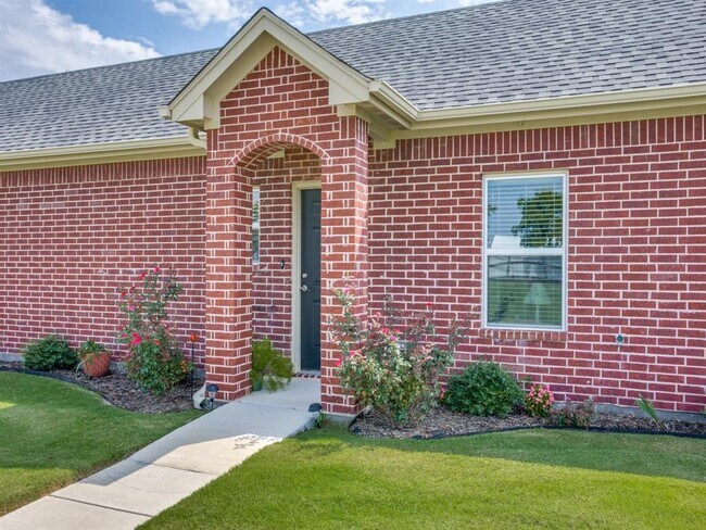 Building Photo - 10809 W Cleburne Rd