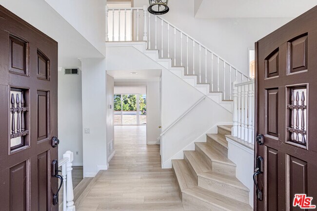 Building Photo - 4544 Totana Dr