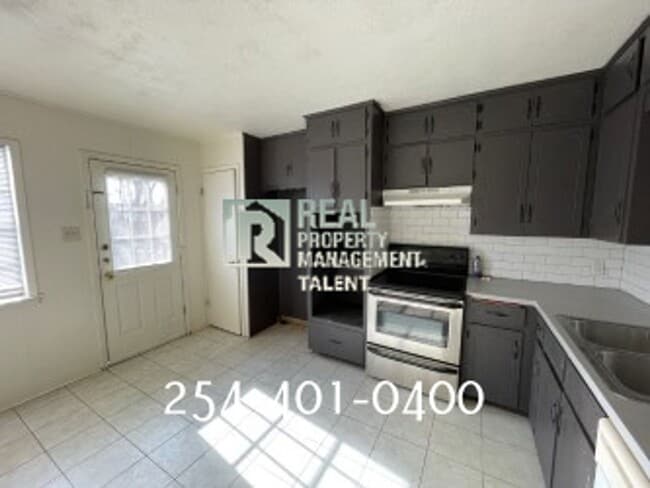 Building Photo - 2 Bedroom, 1.5 Bathroom Duplex Townhome fo...
