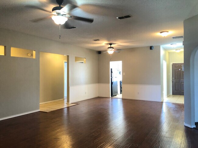 Foto del edificio - Pre-Leasing Self Showing - 4 bed 2 bath Mo...
