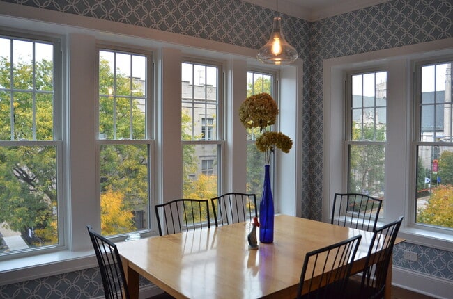 Building Photo - Beautiful penthouse unit in Lakeview