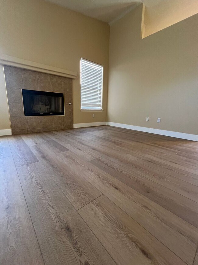 Foto del edificio - 4205 Serene Oak Dr