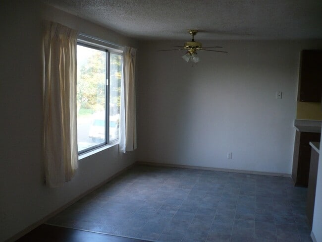 Building Photo - Large 2 story home in Bethel area.