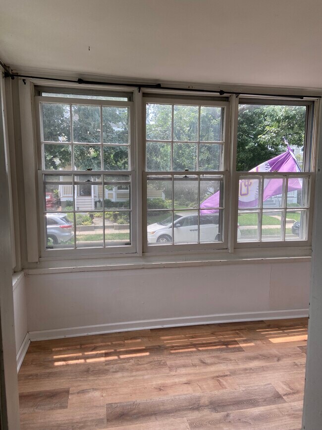 7 Window Bonus Room - 24 E Maple St