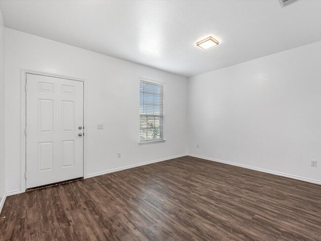 Building Photo - 2627 Summer Ln