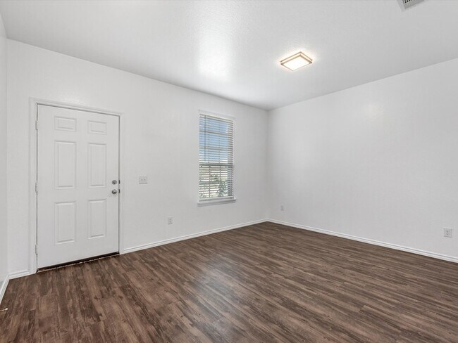 Foto del edificio - 2627 Summer Ln