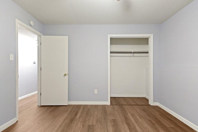 Building Photo - 3201 Elm Grove Dr