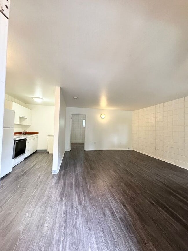 Building Photo - 509 S Bryan Ave