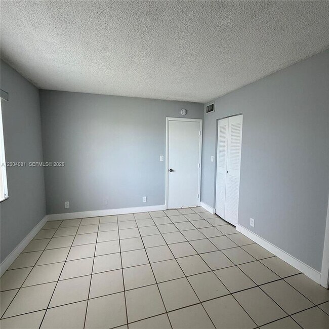 Foto del edificio - 8710 N Sherman Cir