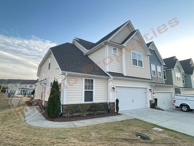 Building Photo - Beautiful 4 Bedroom, 3 Bath End Unit Townh...