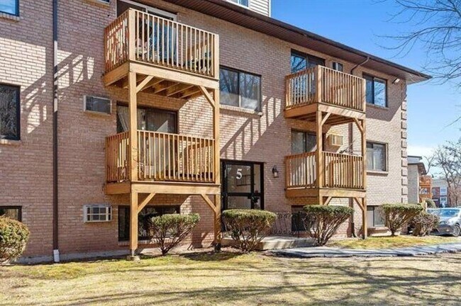Building Photo - 5 Lancelot Court